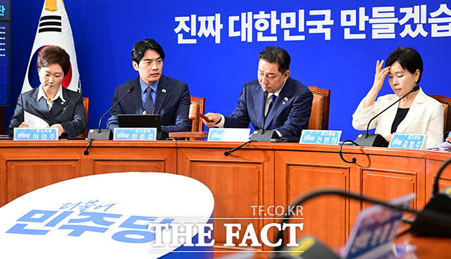 의사봉 두드리는 김병기 당대표 직무대행.