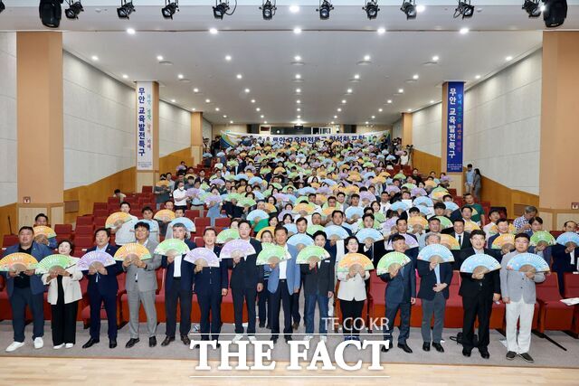 전라남도의회가 무안교육발전특구 활성화포럼을 개최하고 기념사진을 찍고 있다. /전라남도의회