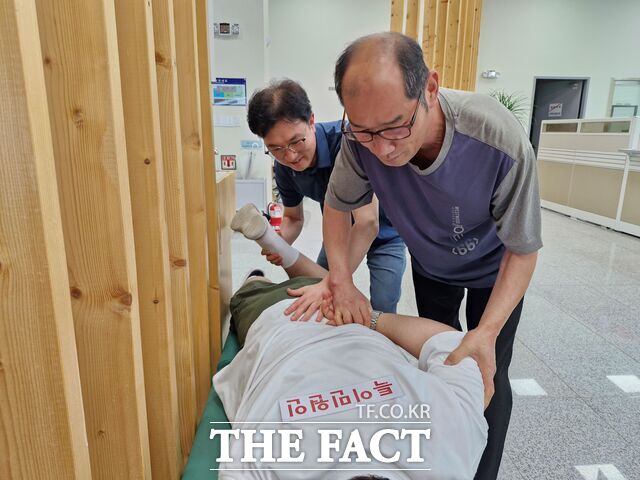 23일 대전시교육청 민원실에서 특이민원 발생에 대비한 모의 제압 훈련을 실시하고 있다. /대전시교육청