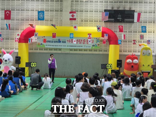 최대호 안양시장이 세계인의 날 기념 가족명랑운동회에서 인사말하고 있다. /안양시