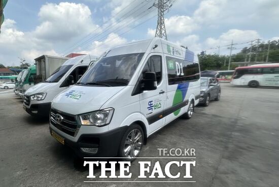 경기도가 23일부터 경기 용인시 이동읍(3대)과 남사읍(3대) 일원에서 운행을 시작하는 ‘똑버스’의 모습./경기도