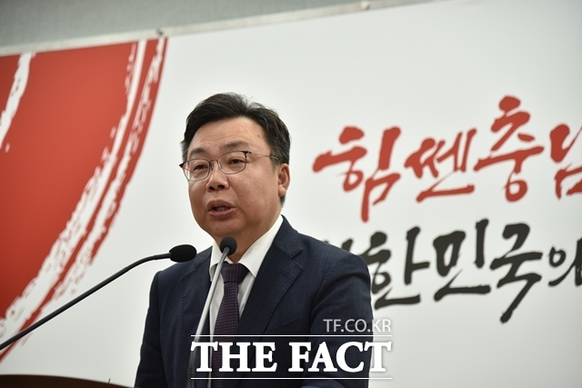 김영명 충남도 환경산림국장이 23일 도청 프레스센터에서 기자회견을 열고 청양·부여군 지천 기후대응댐 후보지 인근 주민 찬반 의견조사는 높은 신뢰성을 갖춘 결과라는 입장을 밝히고 있다. /이정석 기자