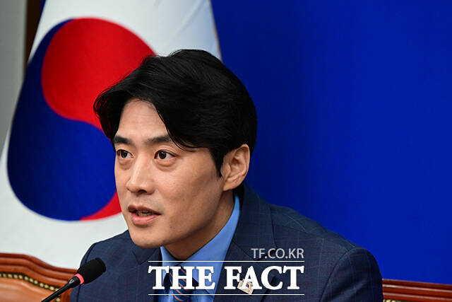 회의 참석해 발언하는 한준호 최고위원.