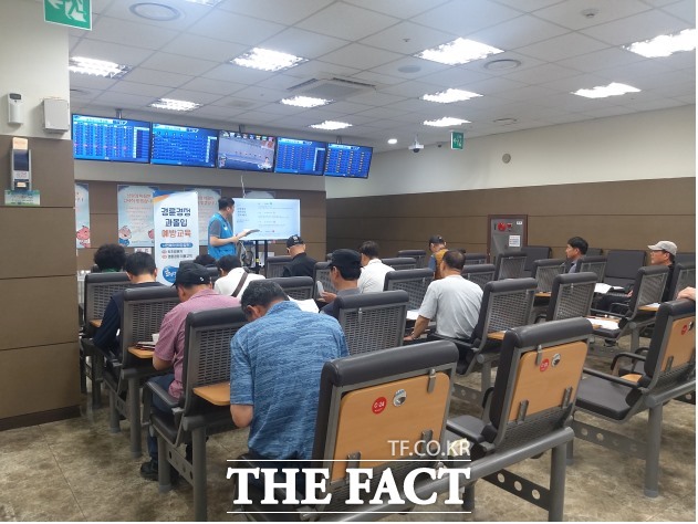 경륜경정총괄본부 희망길벗 관계자들이 19일 수원지점에서 과몰입 예방교육을 하고 있다./국민체육진흥공단