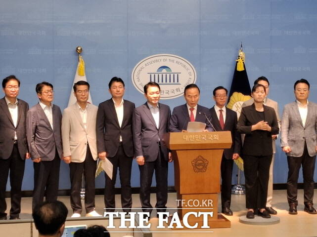 충청권 국민의힘 국회의원 및 당협위원장들이 23일 국회에서 기자회견을 열고 있다. /국민의힘 세종시당