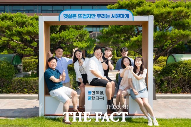 박승원 광명시장(왼쪽)과 시청 직원들이 23일 ‘반바지 데이’ 행사를 진행하고 있다./광명시