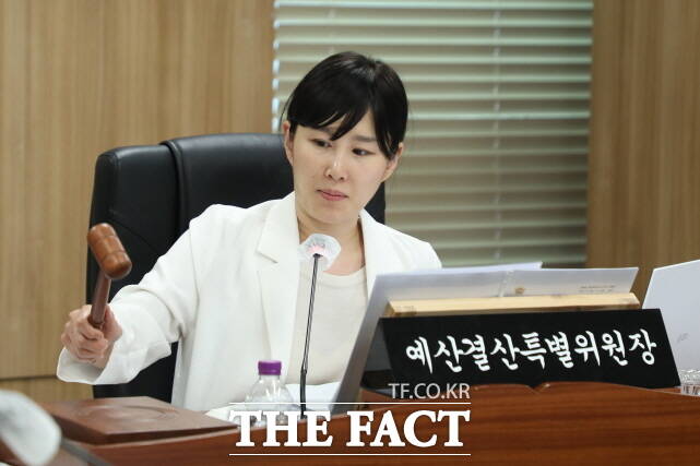 이현정 세종시의회 예산결산특별위원회 위원장이 23일 세종시청과 세종시교육청의 2025년도 제1회 추가경정예산안 및 기금운용계획변경안을 심사하고 있다. /세종시의회