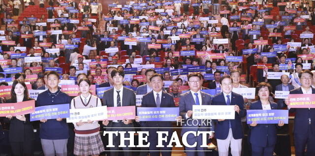23일 전북 전주시 덕진구 덕진동1가 한국소리문화의전당 모악당에서 열린 ‘전주 하계올림픽 범도민 유치 추진위원회’ 출범식에 김관영 전북도지사(왼쪽 5번째)를 비롯한 참석자들이 올림픽 유치 기원 퍼포먼스를 하고 있다. /전북도