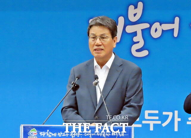 김돈곤 청양군수가 23일 군청 대회의실에서 기자회견을 갖고 군정에 대해 설명하고 있다. /김형중 기자