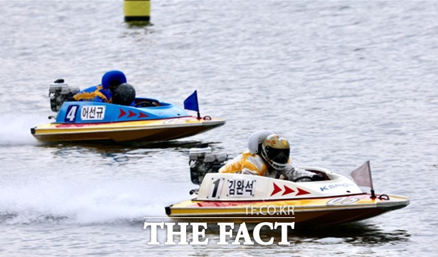 ‘2025 KBOAT 경정 왕중왕전’에서 1위와 2위를 차지한 김완석과 어선규가 결승선을 향해 달려오고 있다./국민체육진흥공단