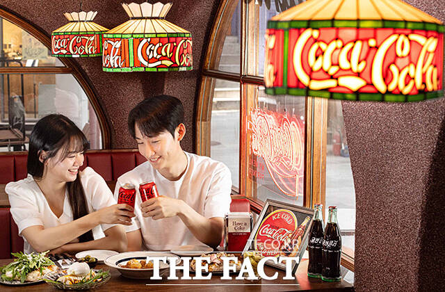 한국 코카-콜라가 23일 오전 서울 용산구 이태원동 해방촌 신흥시장 내 오리올 남산유원지점에서 코카-콜라 X 신흥시장 프로젝트를 선보이는 가운데 모델들이 포즈를 취하고 있다. /한국 코카-콜라