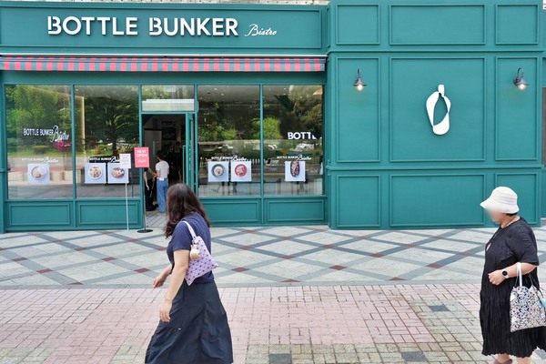 보틀벙커가 지난 19일 보틀벙커 잠실점에 60평 규모의 캐주얼 와인 다이닝 보틀벙커 비스트로를 사전 개장했다. /롯데마트