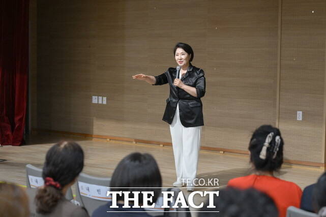 이호선 숭실사이버대 교수가 20일 ‘행복누림’ 개관 기념 초청특별강연을 하고 있다. /공주시