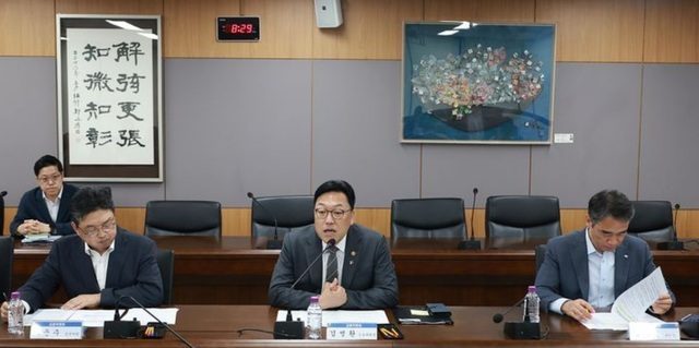 김병환 금융위원회 위원장이 23일 오전 서울 종로구 정부서울청사에서 열린 유관기관 증시상황 긴급 점검회의에서 발언하고 있다. /금융위원회