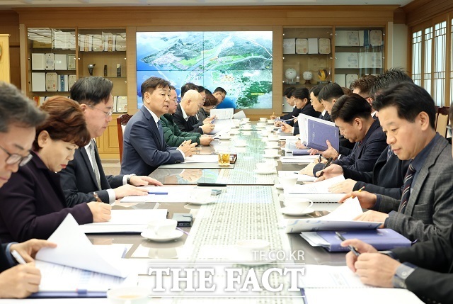 김관영 전북도지사(왼쪽 세번째) 주재 간부회의 /더팩트 DB