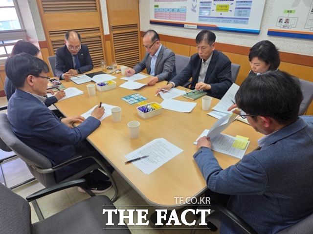 경륜경정 시흥지점에서 이성철 총괄본부장(왼쪽 세 번째)을 비롯한 관계자들이 청렴소통을 하고 있다./국민체육진흥공단