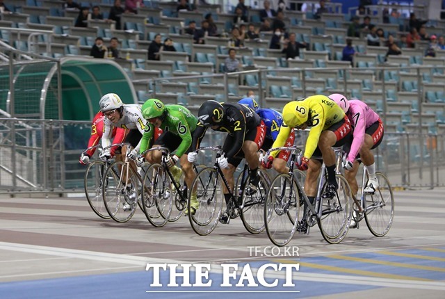 광명스피돔에서 특선급 선수들이 결승선을 앞두고 접전을 벌이고 있다./국민체육진흥공단