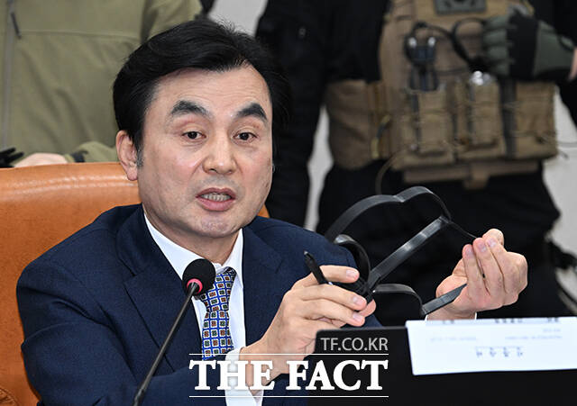 안규백 국조특위 위원장이 2월 21일 오전 서울 여의도 국회에서 열린 윤석열 정부의 비상계엄 선포를 통한 내란 혐의 진상규명 국정조사 청문회에 참석해 케이블타이 수갑을 살펴보고 있다. /박헌우 기자