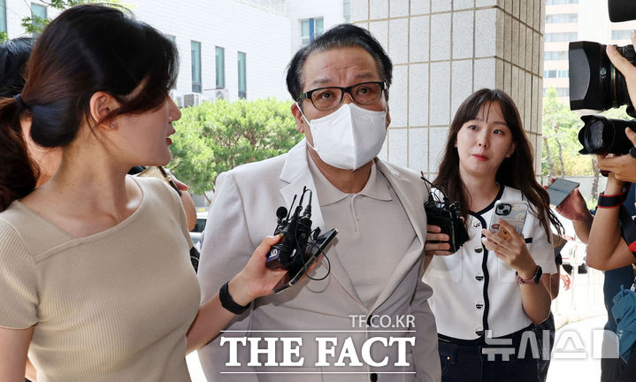 무속인 건진법사 전성배(64) 씨가 23일 오전 서울 양천구 서울남부지방법원에서 열린 정치자금법 위반 혐의 3차 공판에 출석하고 있다. 전 씨는 이날 취재진의 질문에 답하지 않았다. / 뉴시스