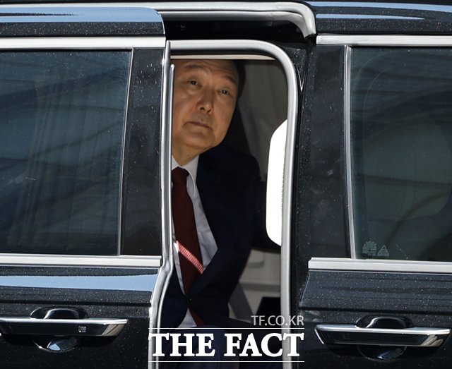 12·3 비상계엄 사태를 수사하고 있는 경찰이 체포영장 집행 방해와 비화폰(보안처리된 전화기) 기록 삭제 지시 혐의를 받는 윤석열 전 대통령을 강제수사 하지 않고 조은석 내란 특별검사(특검)에 넘기기로 결정했다. 경찰은 윤 전 대통령 사건 외에도 현재 수사 중인 내란 관련 수사도 대부분 인계할 계획이다. 사진은 윤 전 대통령이 23일 오전 서울 서초구 서울중앙지방법원에서 내란 우두머리 혐의 사건 8차 공판에 출석하고 있는 모습. /사진공동취재단.