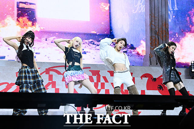 피네이션 신예 걸그룹 Baby DONT Cry(베이비돈크라이)가 23일 오후 서울 용산구 블루스퀘어 SOL트래블홀에서 열린 데뷔 싱글 앨범 에프 걸(F Girl) 발매 기념 쇼케이스에 참석해 타이틀곡 에프 걸 무대를 펼치고 있다. /서예원 기자