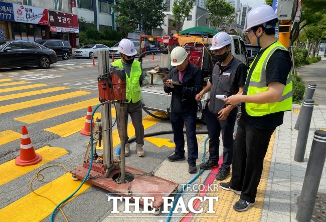 주공4단지 아파트 인근 도로에서 GPR 정밀탐사를 실시하고 있다./과천시
