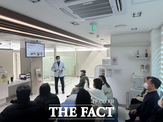 경기 김포시가 전국 최초로 전 시민을 대상으로 운영하고 있는 반려동물 공공진료센터를 찾은 시민들이 강좌 프로그램을 수강하고 있다./김포시