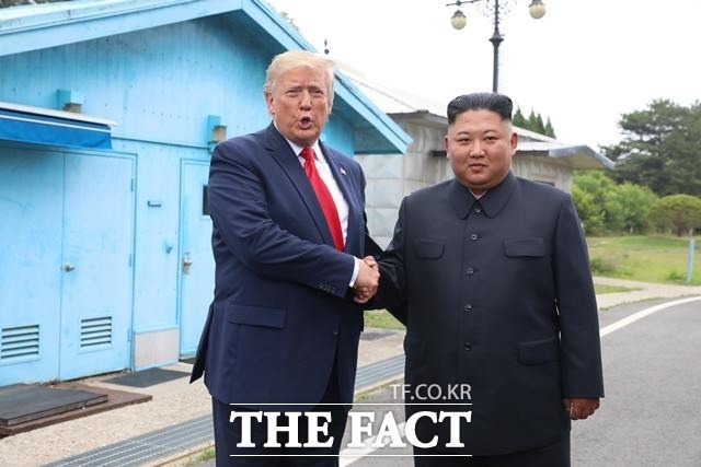 북한이 23일 미국의 이란 핵 시설 공습이 주권 침해와 국제법 위반이라는 입장을 내놨다. 공습 담화 하루 만으로 통상 이틀 정도 시간이 걸리는 것에 비해 빠른 반응이다. 사진은 도널드 트럼프 미국 대통령과 김정은 북한 국무위원장. /뉴시스