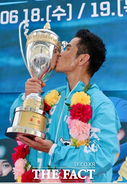 19일 미사경정장에서 열린 ‘2025 KBOAT 경정 왕중왕전’에서 김완석이 우승 트로피에 입맞춤하며 우승을 자축하고 있다./국민체육진흥공단