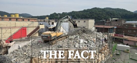 지난 20일 경기 파주시가 성매매집결지 내에서 규모가 가장 큰 성매매업소 1동에 대한 철거를 진행하고 있는 모습./파주시