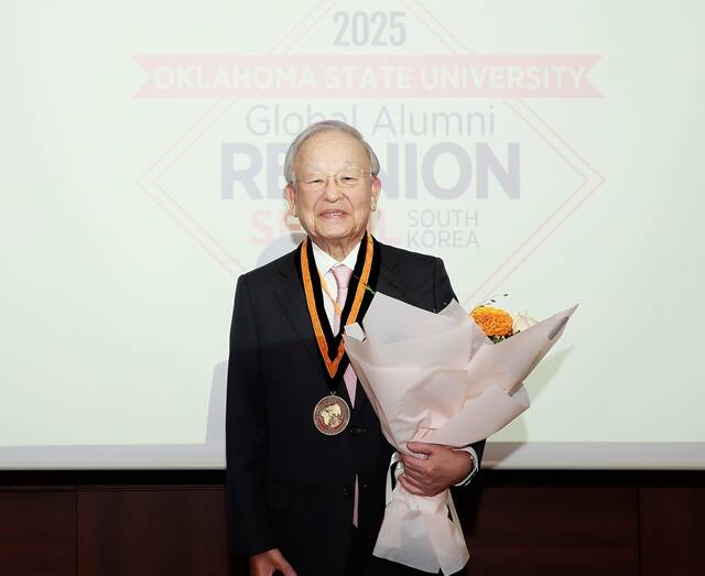 손경식 경총 회장이 23일 오클라호마주립대가 수여하는 헨리 베넷상을 받은 뒤 기념 촬영을 하고 있다. /경총