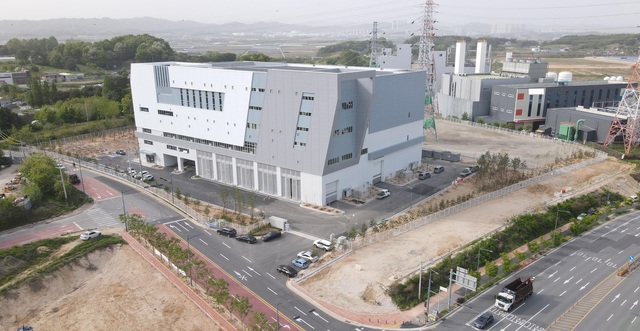 한국전력은 충북 반도체 첨단산업단지의 안정적 전력공급을 위해 지난 20일부터 345kV 신청주변전소와 관련 송전선로의 본격 가동을 시작했다. /한국전력