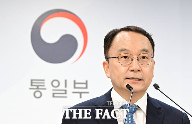 통일부는 이달 말 예고된 북한 노동당 중앙위원회 전원회의에서 낼 메시지에 대해 북한이 메시지를 낼지 내지 않을지에 대해서는 저희가 현 단계에서 예단하지 않겠다고 23일 답했다. /임영무 기자