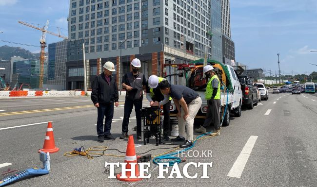 과천지식정보타운 과천대로에서 GPR 정밀탐사를 실시하고 있다. /과천시