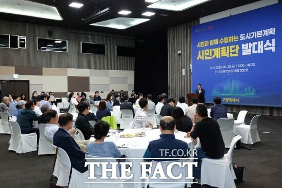 지난 20일 열린 경기 고양시의 2040년 도시기본계획 시민계획단 발대식에 참석한 86명의 시민들이 시의 20년 후 미래를 위해 분과별 토의를 진행하고 있다./고양시
