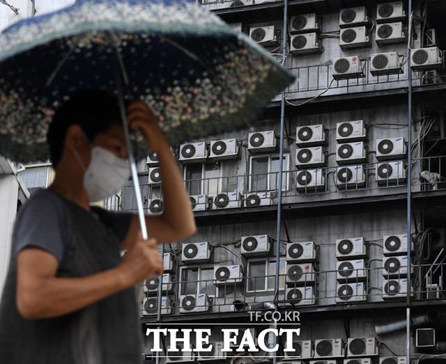 산업통상자원부는 저소득 취약계층 1만 8000가구에 고효율 에어컨 설치를 완료할 방침이라고 23일 밝혔다. 사잔은 서울의 한 건물에 설치된 에어컨 실외기 모습. /더팩트 DB