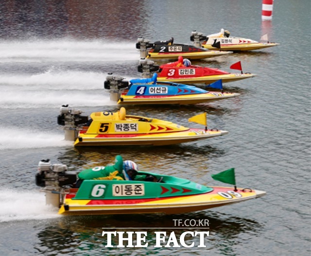 ‘2025 KBOAT 경정 왕중왕전’에 출전한 6명의 선수들이 플라잉스타트로 경주를 시작하고 있다./국민체육진흥공단