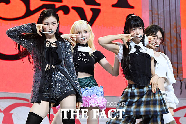 피네이션 신예 걸그룹 Baby DONT Cry(베이비돈크라이)가 23일 오후 서울 용산구 블루스퀘어 SOL트래블홀에서 열린 데뷔 싱글 앨범 에프 걸(F Girl) 발매 기념 쇼케이스에 참석해 타이틀곡 에프 걸 무대를 펼치고 있다. /서예원 기자