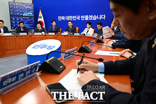 최고위원회의 주재하는 김병기 대표 직무대행.