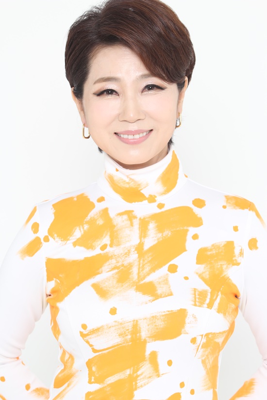 문희옥은 오리지널 평행선 편곡자인 송태호와 손잡고 좀더 강렬한 이미지 변화를 시도한다. 최근 새로운 소속사에 둥지를 틀고 본격 활동에 나선다. /빅스토리엔터테인먼트