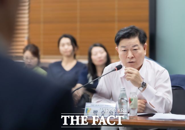 박승원 광명시장이 안양천 명소화·고도화 행정협의회 총회에서 발언하고 있다. /광명시