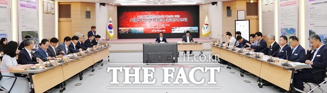 서산시가 시청 대회의실에서 23일 열린 서산시 미래첨단전략산업 육성을 위한 기본구상 연구 중간 보고회를 갖고 있다./ 서산시.
