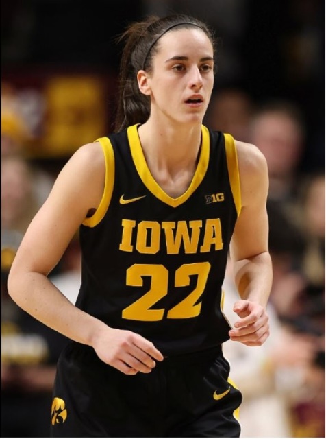 아이오와 대학 시절의 케이틀린 클락. 클락은 이미 대학시절부터 큰 인기를 누렸다. 그가 2024년 파리올림픽 미국대표팀에서 제외되자 논란이 일기도 했다./위키백과