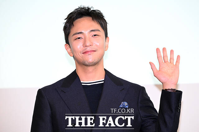 박천휴 작가가 24일 오후 서울 중구 커뮤니티하우스 마실에서 열린 뮤지컬 어쩌면 해피엔딩 제78회 토니상 6관왕 기념 기자 간담회에 참석해 포즈를 취하고 있다. /서예원 기자