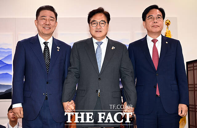 더불어민주당과 국민의힘이 오는 26일 국회 본회의를 개최하기로 합의했다. 우원식 국회의장이 24일 오전 서울 여의도 국회에서 김병기 더불어민주당 당대표 직무대행 겸 원내대표와 송언석 국민의힘 원내대표와 대화하기에 앞서 기념사진을 찍고 있다. /국회=남윤호 기자