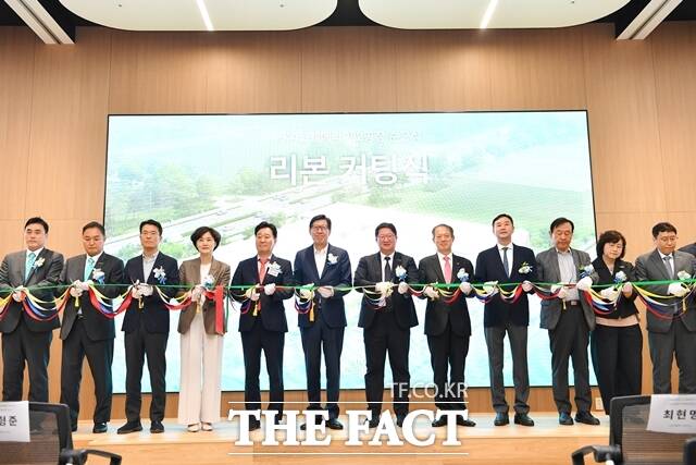 24일 오전 부산 강서구 에코델타시티에서 코웰메디 글로벌이노베이션 센터(제2공장) 준공식이 열리고 있다. /부산시
