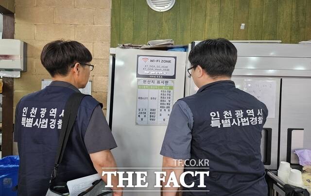 인천시 특별사법경찰이 보양식 전문 음식점의 원산지 표시 위반여부에 대해 단속을 벌이고 있다./인천시