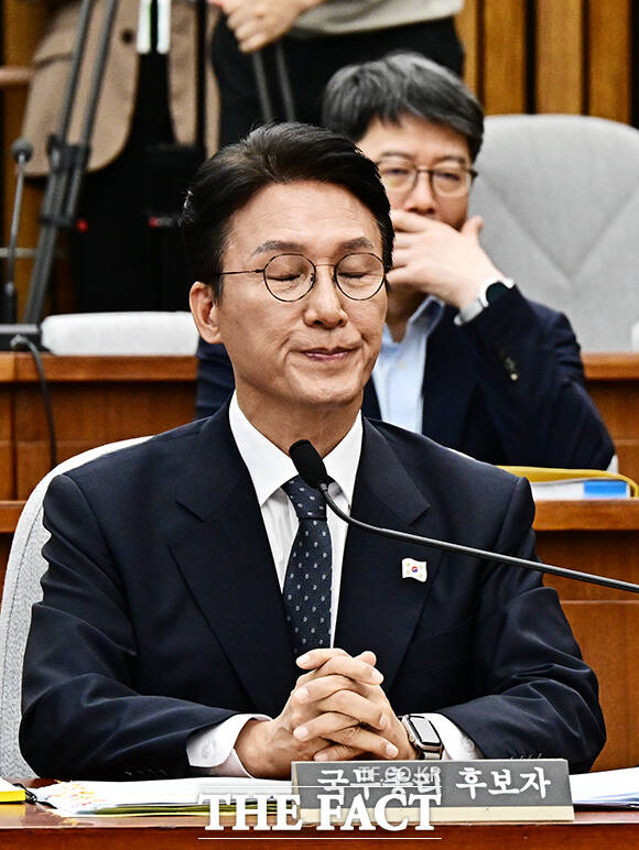 생각에 잠긴 김민석 국무총리 후보자.