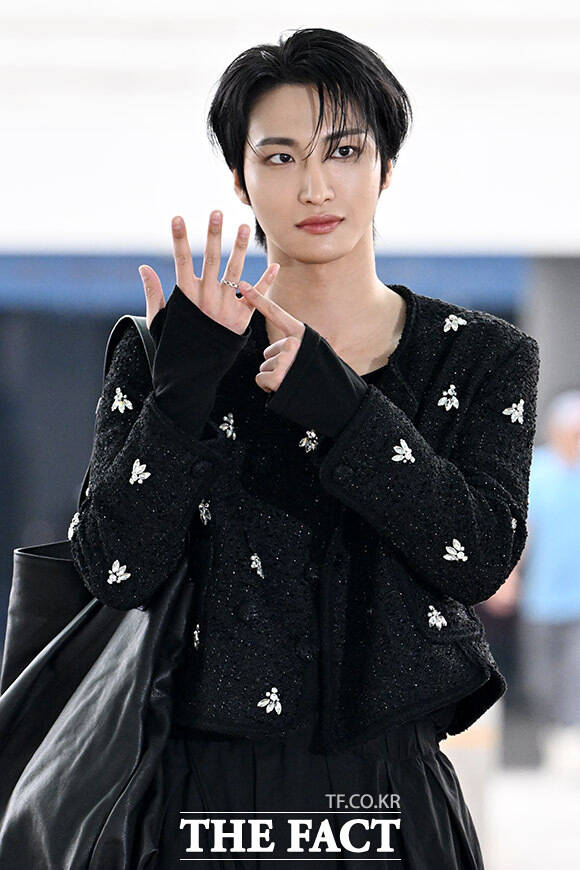 반지로 포인트 포즈 취하는 성화.