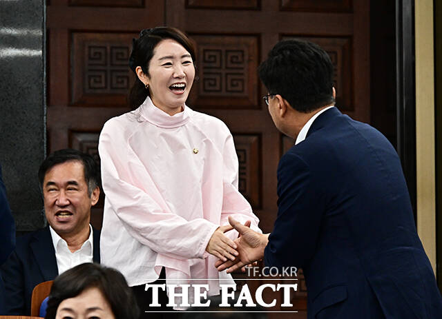 동료 의원들 축하 받는 여성가족부 장관 후보자로 지명된 강선우 더불어민주당 의원.